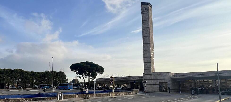 L’immobile della stazione ferroviaria di piazza Italia che tra l’altro sarà oggetto di un intervento di rifacimento che comprende anche la fontana del Mazzoni nel piazzale esterno (foto Nucci)