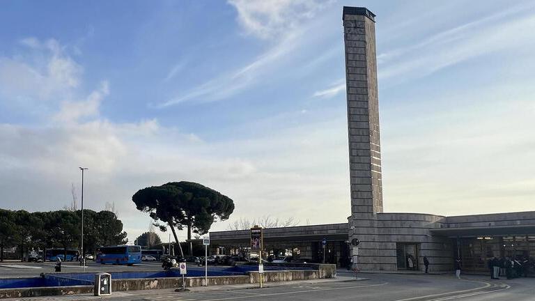L’immobile della stazione ferroviaria di piazza Italia che tra l’altro sarà oggetto di un intervento di rifacimento che comprende anche la fontana del Mazzoni nel piazzale esterno (foto Nucci)