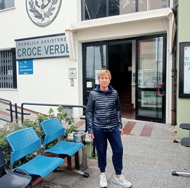 La presidente della Croce Verde, Carla Vivoli, davanti alla sede dell'associazione di volontariato