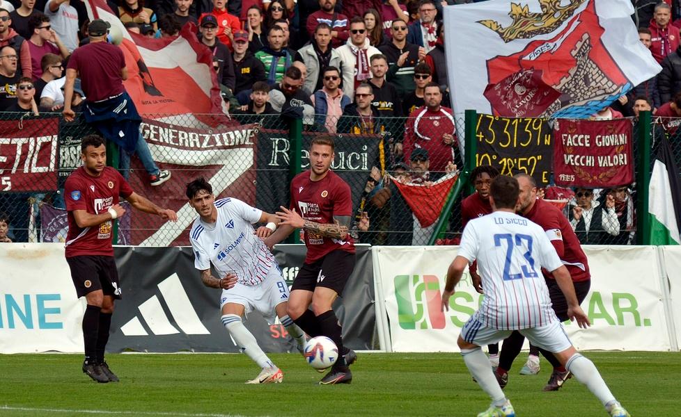 La battaglia in mezzo al campo (fotoservizio Giancarlo Grassi)