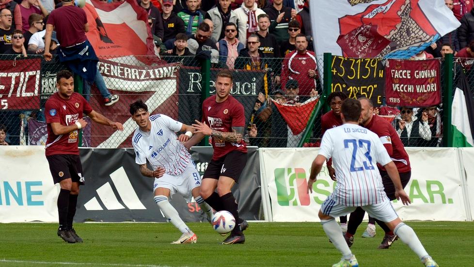 La battaglia in mezzo al campo (fotoservizio Giancarlo Grassi)