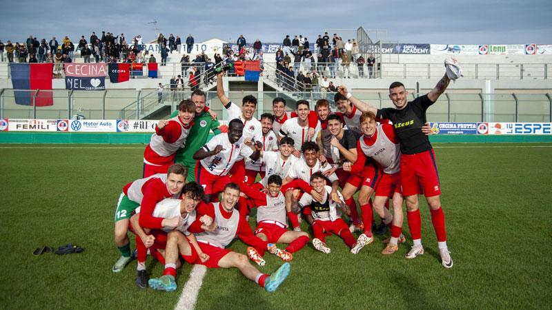 
	La foto di gruppo dei giocatori del Cecina a salvezza conquistata (foto Michele Falorni/Silvi)

