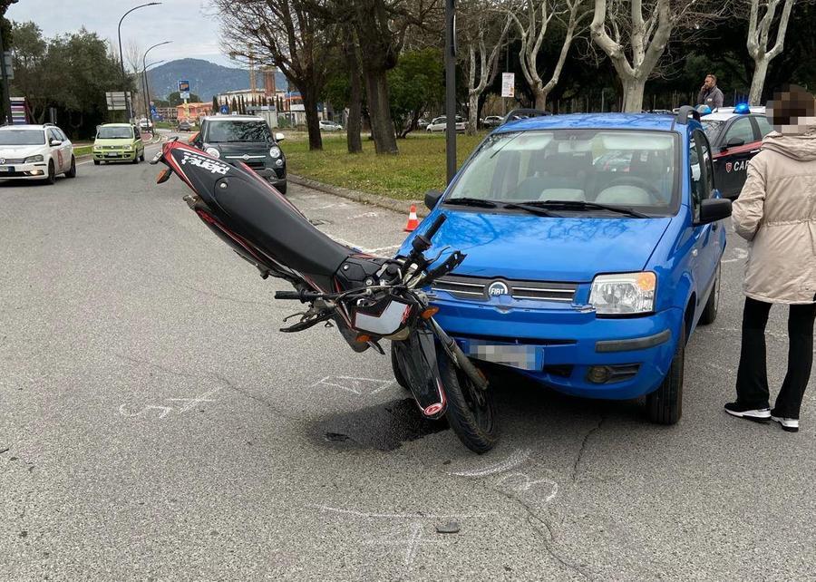 Grosseto: moto incastrata nell’auto, sedicenne in ospedale