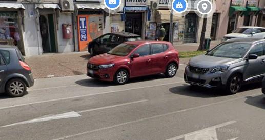 Modena, rissa sotto al cavalcavia della Madonnina finisce a colpi di coltello e forbici