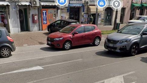 Modena, rissa sotto al cavalcavia della Madonnina finisce a colpi di coltello e forbici