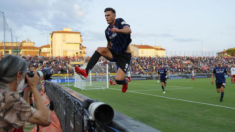 L’esultanza di Lorenzo Lucca all’Arena dopo uno dei gol realizzati con la maglia nerazzurra nel corso della sfida contro l’Alessandria (foto Muzzi)