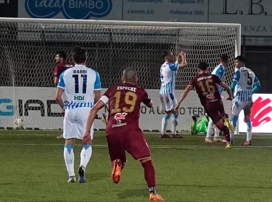 La palla è in fondo al sacco: esplode la gioia di Lombardi, l’autore del gol, e dei suoi compagni di squadra. È l’epilogo del match contro la Spal che ha visto i granata portare a casa un successo assai pesante (foto Silvi)