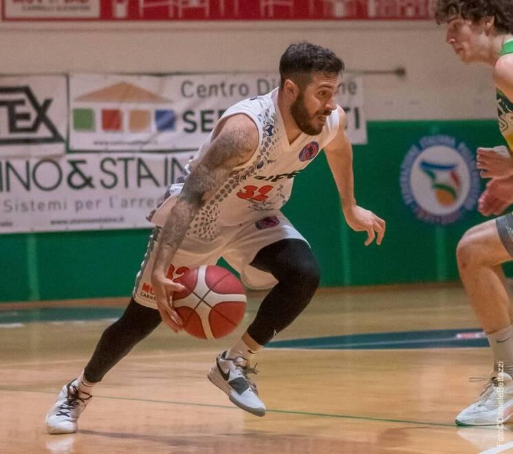 Il play dei Dragons Forti a destra