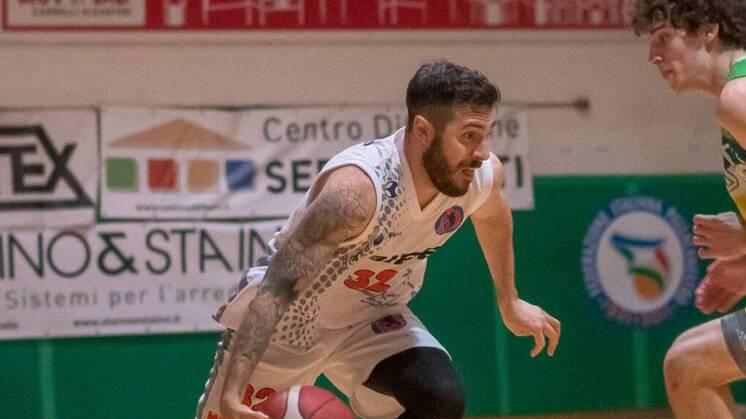 Il play dei Dragons Forti a destra