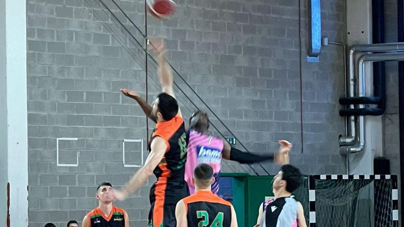 La palla a due nel match tra Bama e San Giovanni (foto Fb Nba Altopascio)