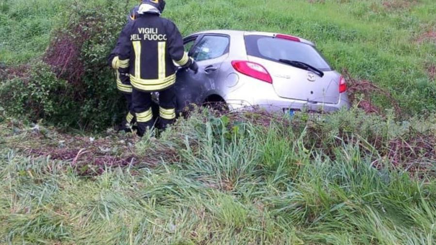 L'auto nel fosso a Capannori