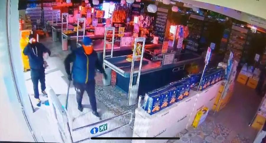 Sassari, fallisce il colpo al supermercato “Tutti i giorni”: i banditi abbandonano la cassaforte per strada