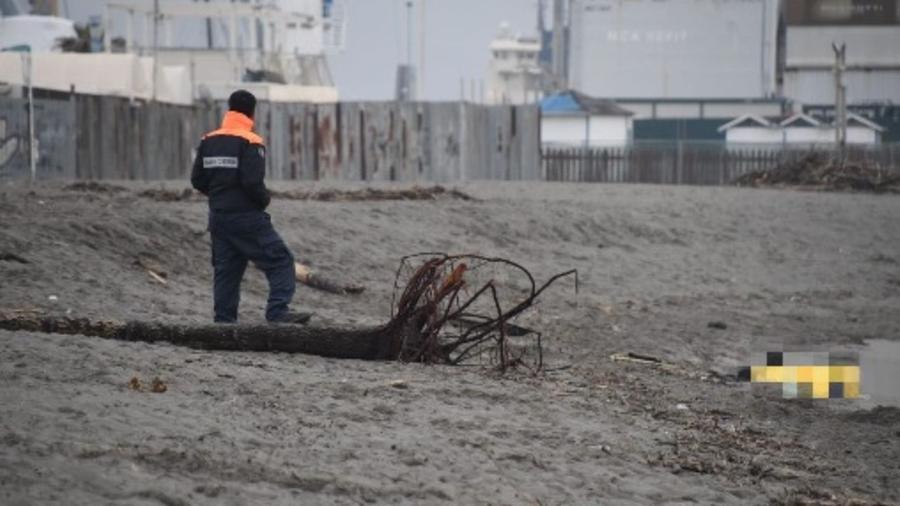 
	Il cadavere sulla spiaggia di Marina di Carrara (Foto di Claudio Cuffaro)

