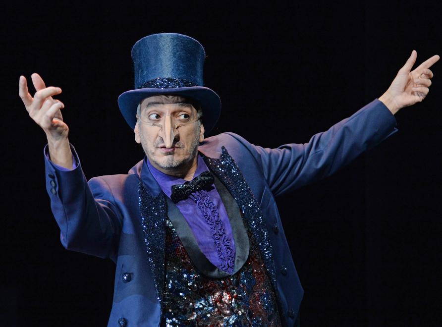 Arturo Cirillo a Cagliari e Sassari: «Il mio Cyrano più umano vive in un grande studio tv»