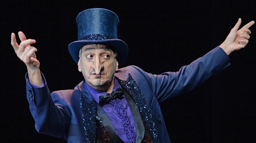 Arturo Cirillo a Cagliari e Sassari: «Il mio Cyrano più umano vive in un grande studio tv»