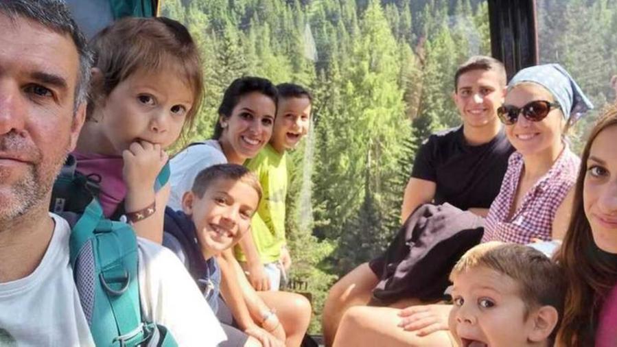 Un selfie di famiglia: Luca è il primo da sinistra