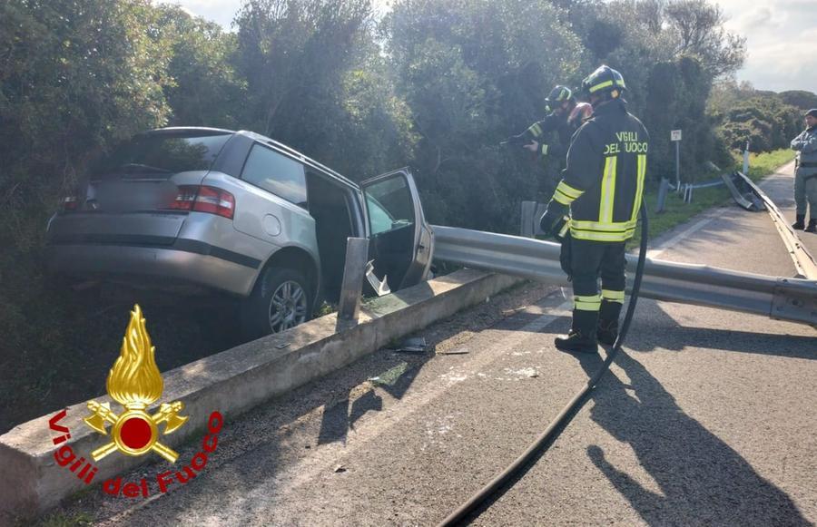 Santa Teresa, perde il controllo dell’auto e finisce in una cunetta: un ferito