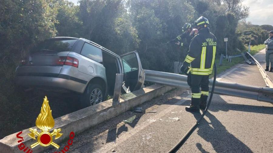 Santa Teresa, perde il controllo dell’auto e finisce in una cunetta: un ferito