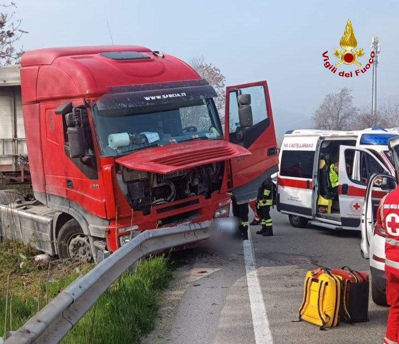 Finisce fuori strada, morto un camionista di 68 anni