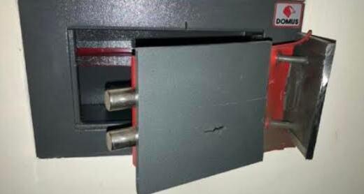 
	I ladri hanno tagliato in due la cassaforte

