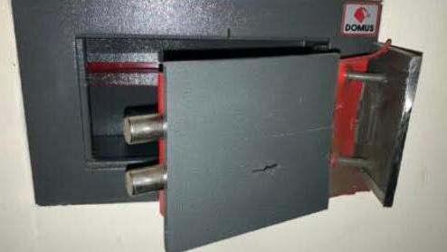 I ladri hanno tagliato in due la cassaforte