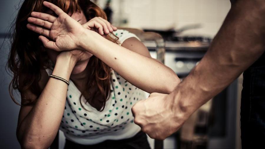 Spilamberto, il datore di lavoro la salva dalle violenze del marito