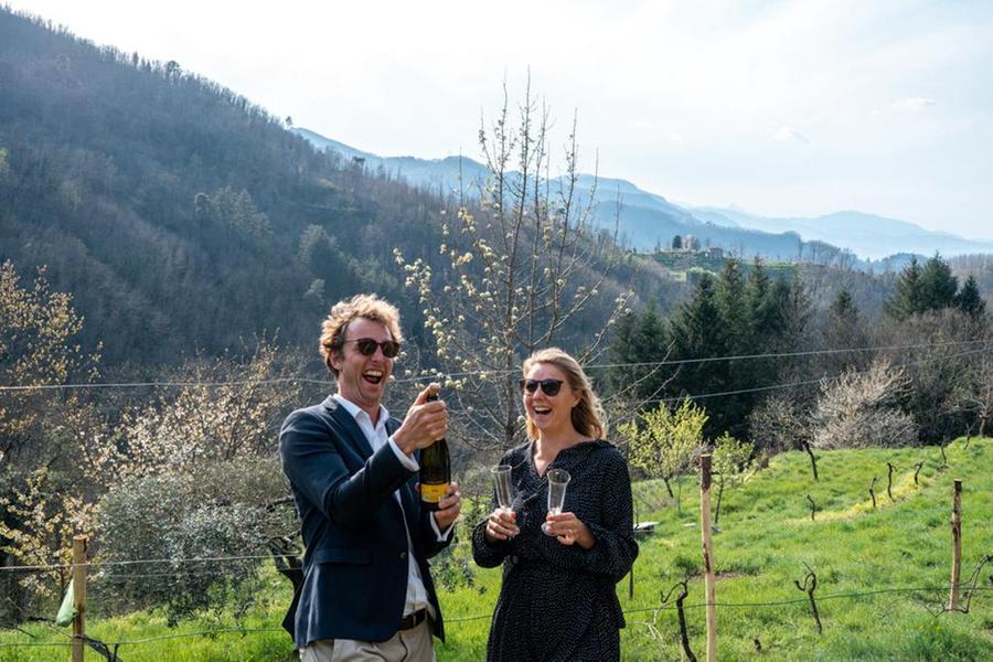 Dirk e Stefanie, dall'Olanda alle colline lucchesi: «Qui un'altra vita, produrremo anche vino e birra»