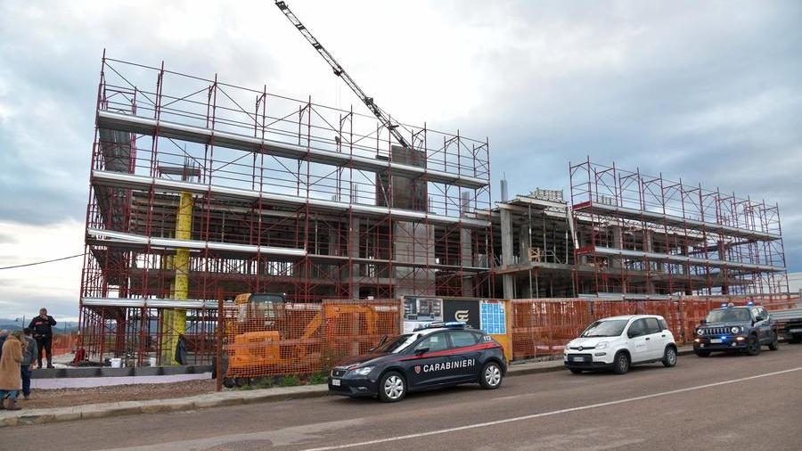 Olbia, l’autopsia sulla salma dell’operaio morto in cantiere: lesioni fatali alla testa