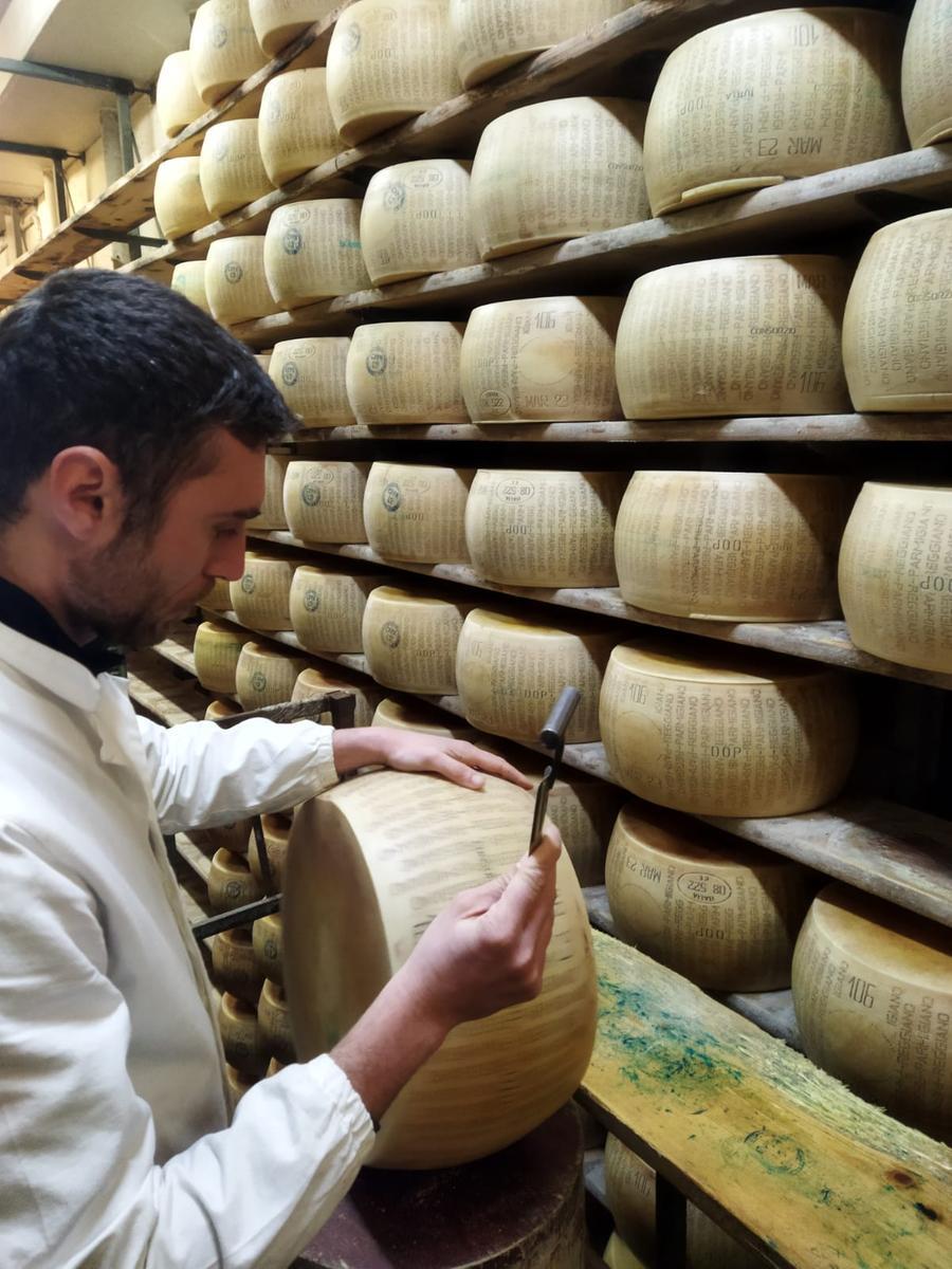 Il battitore di forme di Parmigiano Reggiano, un mestiere per 21 persone al mondo