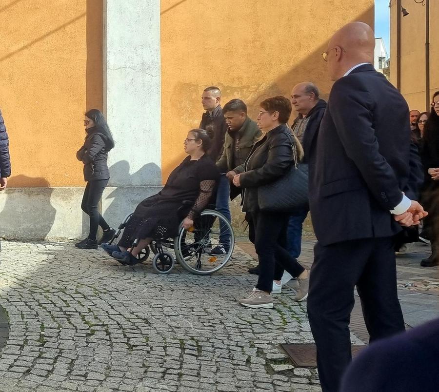 
	La mamma del piccolo Alessandro nella sedia a rotelle spinta dal padre (foto Locci)

