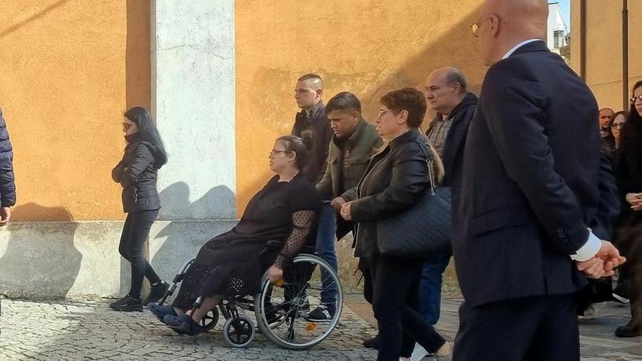 La mamma del piccolo Alessandro nella sedia a rotelle spinta dal padre (foto Locci)