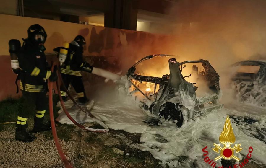 Olbia, tre auto a fuoco nella notte: indagano i carabinieri