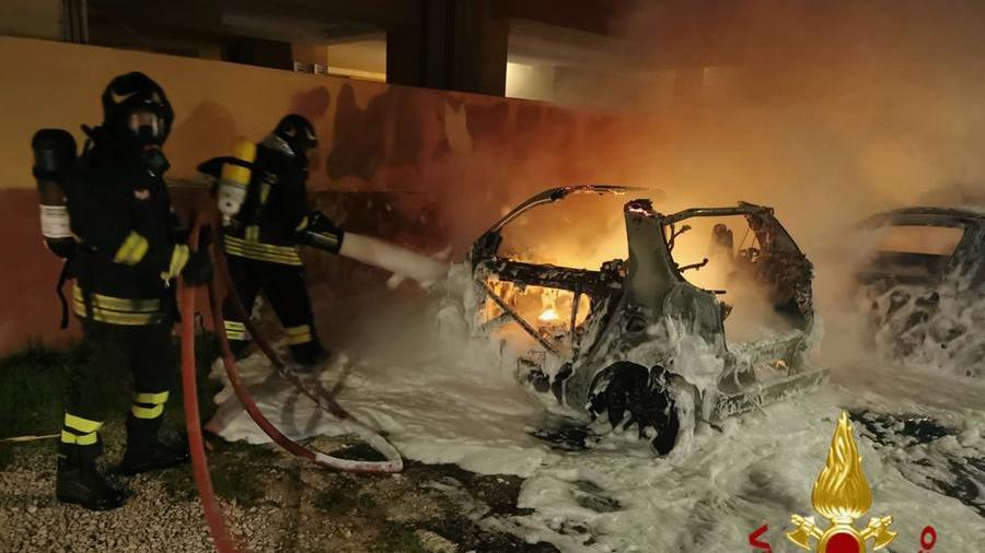 Olbia, tre auto a fuoco nella notte: indagano i carabinieri
