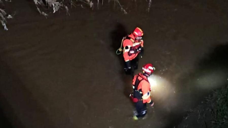 Vigili del fuoco al lavoro durante le ricerche della donna 