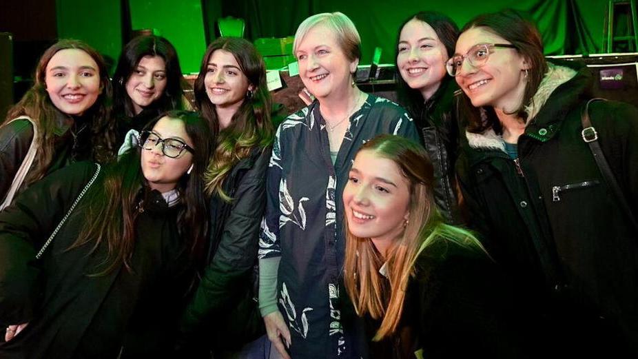 Livorno, gli studenti del Cecioni incontrano Catherine Dunne: «Studiare sui suoi libri per noi è un sogno»<br>
