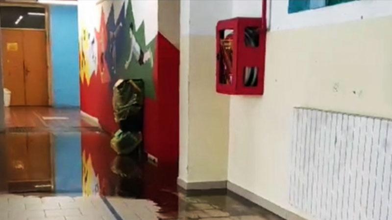 All’Elba esplode un tubo e la scuola si allaga: l’ennesimo disagio al Pertini