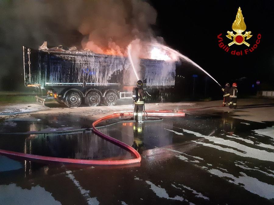 Altopascio, camion a fuoco nella notte