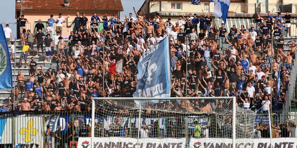 I tifosi pratesi al Melani di Pistoia in occasione del derby di Coppa Italia