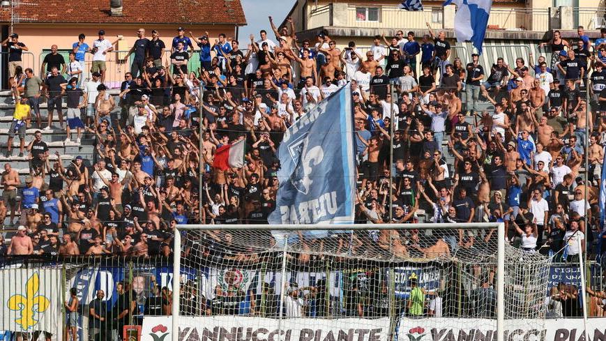 I tifosi pratesi al Melani di Pistoia in occasione del derby di Coppa Italia