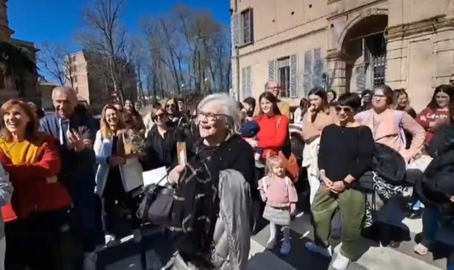 La pediatra va in pensione, flash mob di un centinaio tra genitori e bambini per ringraziarla