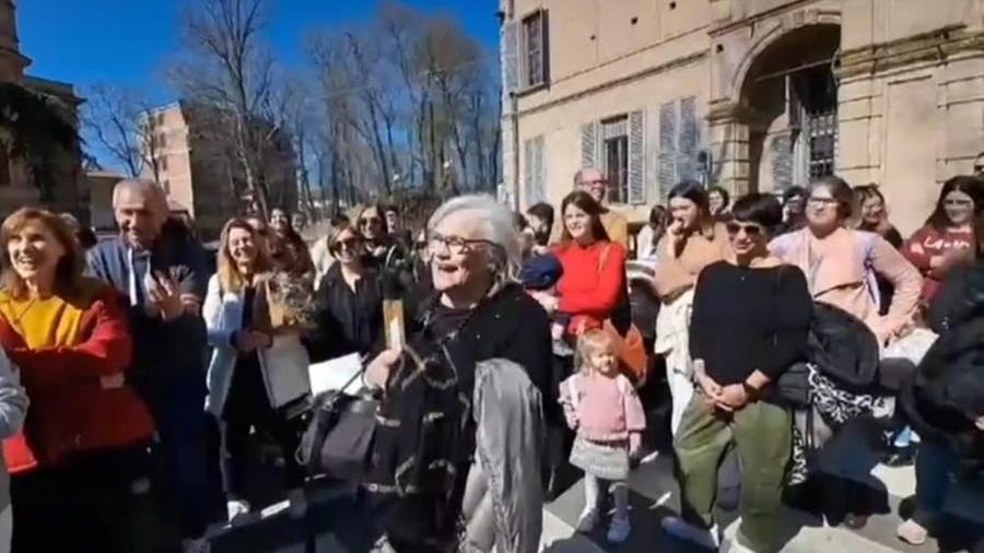 La pediatra va in pensione, flash mob di un centinaio tra genitori e bambini per ringraziarla