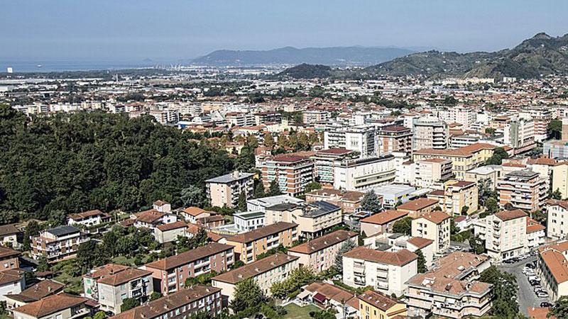 Massa, le case in centro non piacciono più: tutti la vogliono vicino al mare, i numeri del mercato immobiliare