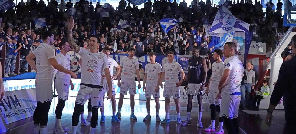 La squadra al PalaMacchia saluta il pubblico