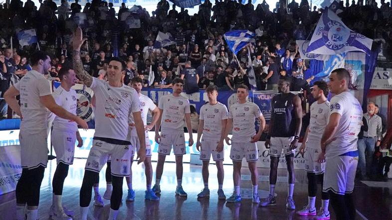 La squadra al PalaMacchia saluta il pubblico