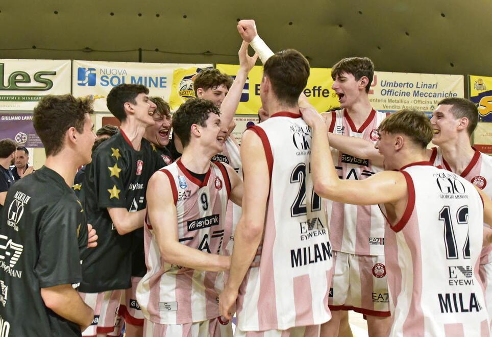 La festa dell’Olimpia Milano dopo la vittoria nella finale (foto Paolo Barlettani)