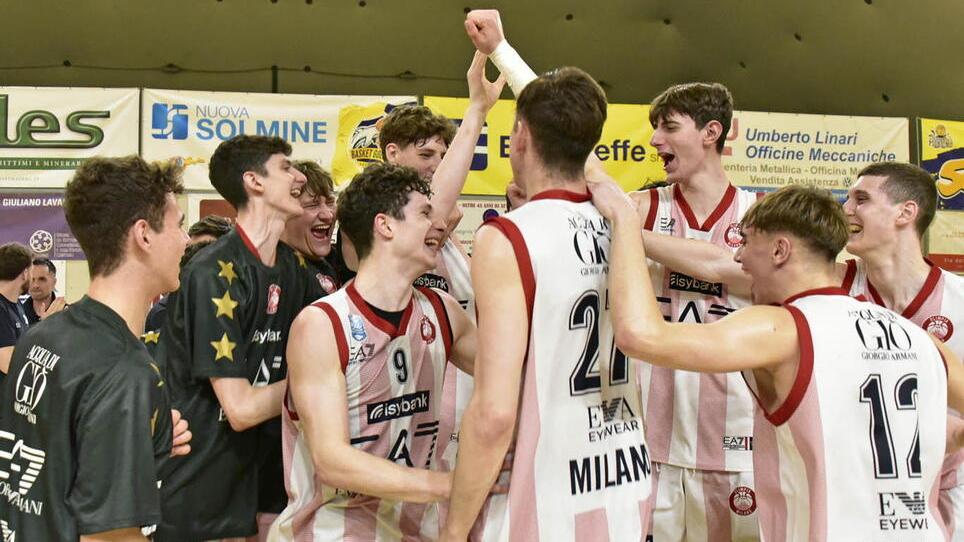 La festa dell’Olimpia Milano dopo la vittoria nella finale (foto Paolo Barlettani)
