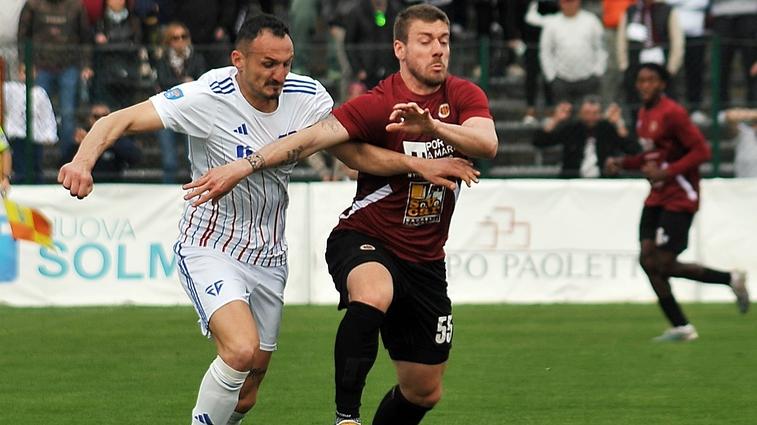 Un’azione di Emilio Dierna con il Livorno (foto Giancarlo Grassi)