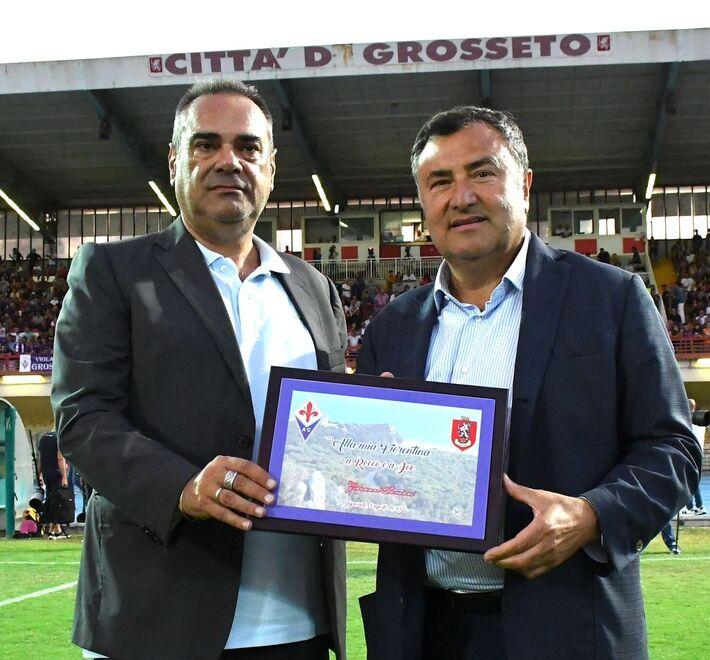 Il patron biancorosso Gianni Lamioni (a sinistra) con Joe Barone allo stadio Zecchini di Grosseto prima dell’amichevole estiva con la Fiorentina