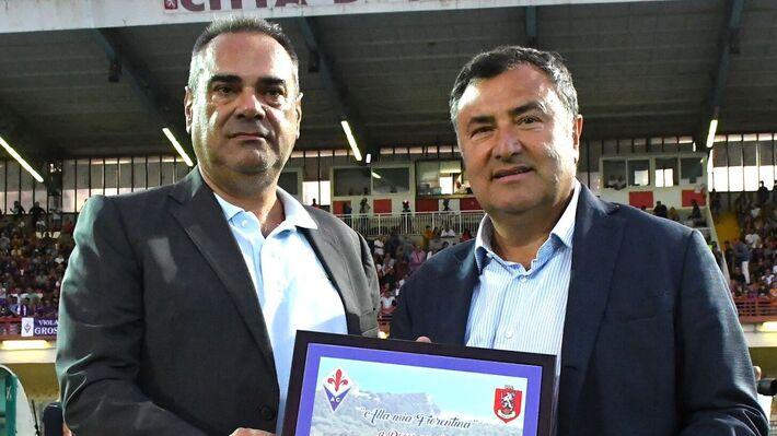 Il patron biancorosso Gianni Lamioni (a sinistra) con Joe Barone allo stadio Zecchini di Grosseto prima dell’amichevole estiva con la Fiorentina