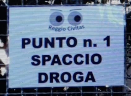 La provocazione: cartelli che segnalano i punti di spaccio